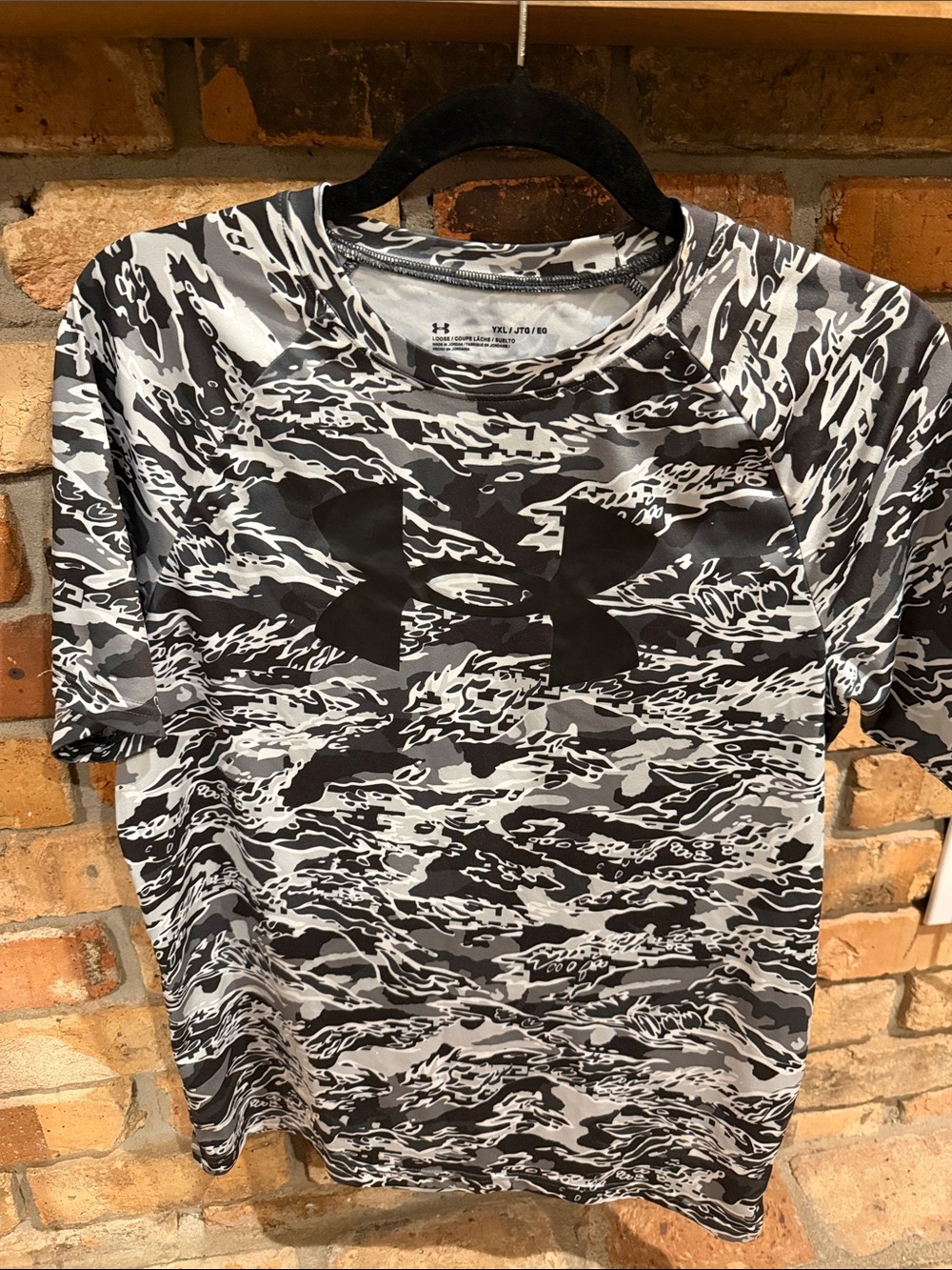 Under Armour YouthXL Black & Gray Camo Short Sleeve Rash Guard